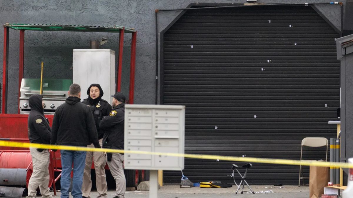 sjcso-deputies-discussing-investigation